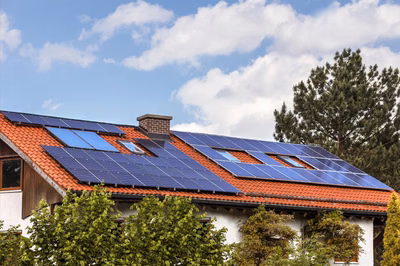 Técnico instalando paneles solares en un techo residencial en Cuernavaca